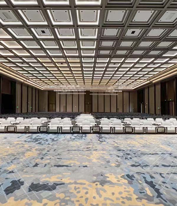 Maßgefertigter Wollteppich mit abstraktem Muster für Konferenzräume, handgetuftet in Premium-Qualität