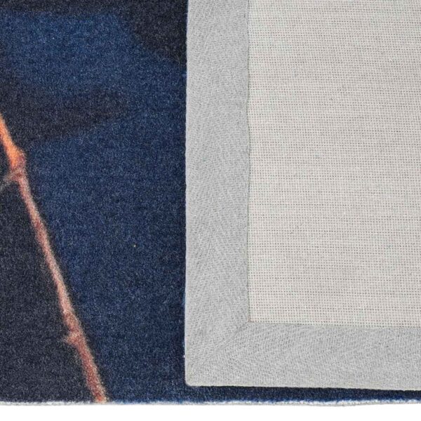 Ein marineblauer bedruckter Nylonteppich mit einer dünnen orangefarbenen Linie, die das Trägermaterial und die Randeinfassung zeigt.