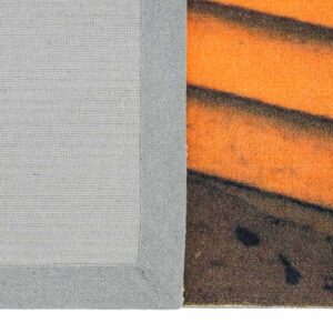 Ein individuell bedruckter Polyesterteppich, der die Rückseite mit hellgrauem Stoff und Einfassband zeigt, daneben ein lebhaftes orange-braunes Streifenmuster.