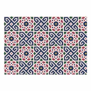 Aufwendig getufteter Teppich mit marokkanisch inspirierten geometrischen Mustern in Marineblau, Burgunderrot und Tannengrün auf cremefarbenem Hintergrund.