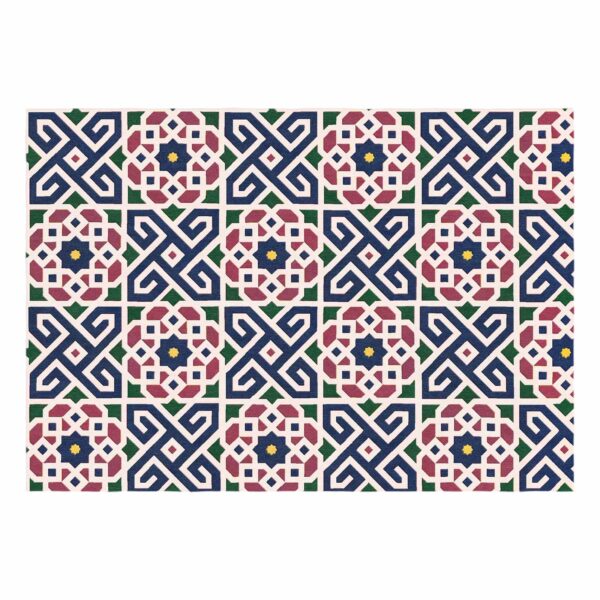 Aufwendig getufteter Teppich mit marokkanisch inspirierten geometrischen Mustern in Marineblau, Burgunderrot und Tannengrün auf cremefarbenem Hintergrund.
