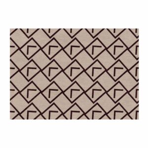 Rechteckiger handgetufteter Teppich in Beige mit dunkelbraunem geometrischem Muster aus Rauten und L-förmigen Linien.