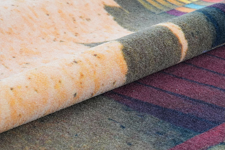 Ein lebendiger, maßgefertigter Nylon-Teppich mit Sonnenuntergang-Design, bei dem blaue, orange, rote und gelbe Farben ineinander übergehen und die Kurzflor-Details zur Geltung kommen.