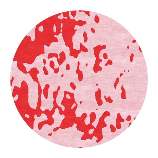 Runder Teppich mit Büscheln, der ein abstraktes Design in lebhaften roten und sanften rosa Tönen aufweist.