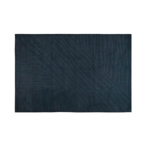 Eleganter marineblauen Wollteppich mit subtilen, wellenförmigen Relieflinien, die diagonal verlaufen und dem Teppich Tiefe und Textur verleihen.